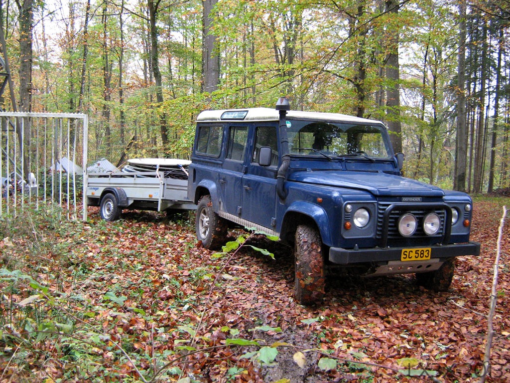 Landrover Defender 110 leaving the ADRAD Kayldall repeatersite